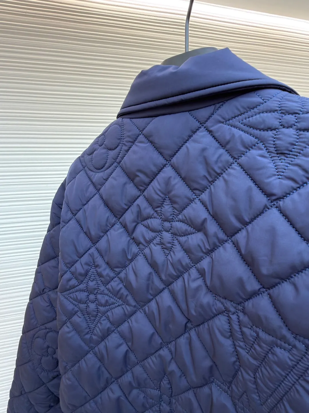 LOUIS VUITTON Quilted Jacket ●Original version: Purchased and developed by 23355 ●Item number: 1681355-D35 ●Fabric: high-density nylon fabric ●Technology: embossed production ●Color: navy ●Version: fitted version ●Weight: about 560 grams ●Size: 44-46-48-50 ●Description: This jacket is made of high-density nylon fabric and made with diamond quilting technology. It has a three-dimensional texture and is warm. The lapel design is matched with the brand's customized metal zipper, and the zipper head is decorated with the LV logo, which is smooth and highly recognizable. The quilted pattern on the body combines the brand's classic Monogram elements and floral patterns, and is presented through three-dimensional sewing technology, with exquisite and layered details. The overall cut is a short silhouette, and the splicing of the body is made with seamless gluing to prevent threads from being exposed; the fabric is treated with water-repellent treatment to improve practical performance. From the intricate design of quilting patterns to the exquisite processing of metal accessories, every step reflects Louis Vuitton's exquisite craftsmanship in luxury quilted items. It is a fusion of classic elements and technological innovation. The overall wiring is straight and delicate, the fabric is comfortable and soft, and the color is consistent without color difference. It can be matched with the same style to create a fashionable look and control various occasions. Customized accessories, complete with three standards, same style for men and women!